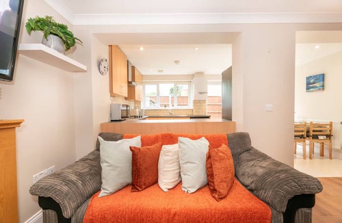 Burnt Oak House | Spacious 3BR House, Garden & Parking -Mins to Tube - Pass the Keys