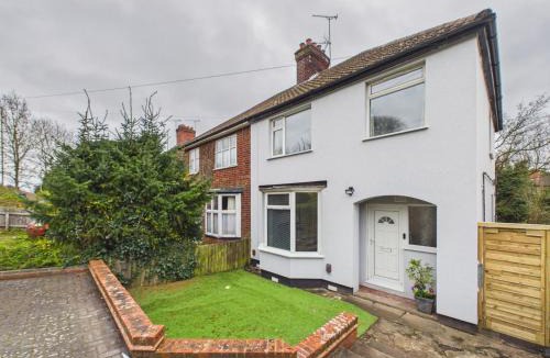 Leicester House | Spacious 3BR House | Parking | Sleeps 6