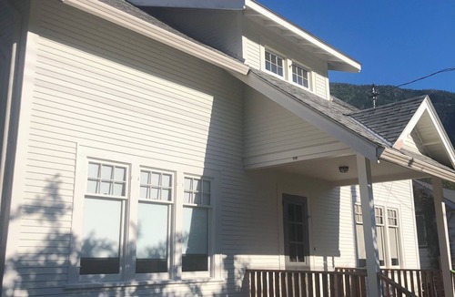 Nelson House | Spacious 3BR with Mountain Views, Porch & Close to Lakeside & Downtown