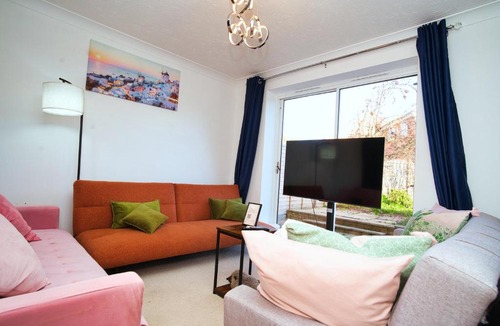 Milton Keynes House | Spacious 4 Bed Detached with Free Parking Sleeps 11