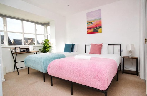 Milton Keynes House | Spacious 4 Bed Detached with Free Parking Sleeps 11