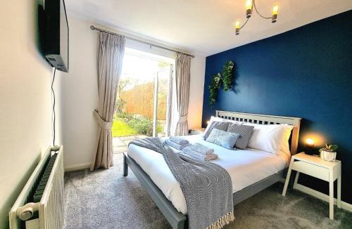 Hamilton House | Spacious 4 Bed Family Home with Private Garden & Free Parking - Hamilton