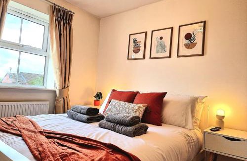 Hamilton House | Spacious 4 Bed Family Home with Private Garden & Free Parking - Hamilton