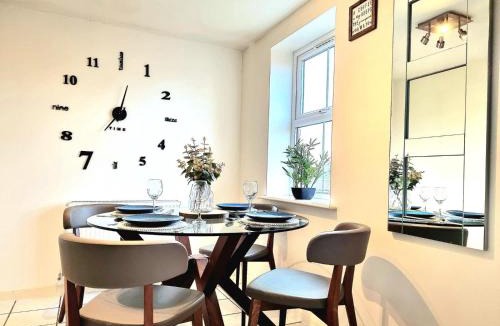 Hamilton House | Spacious 4 Bed Family Home with Private Garden & Free Parking - Hamilton
