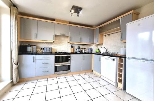 Hamilton House | Spacious 4 Bed Family Home with Private Garden & Free Parking - Hamilton
