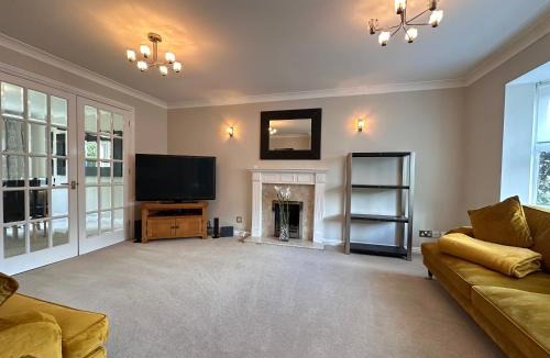 Havering House | Spacious 4 Bed Home near Elizabeth Line, great for Contractors, Families, Groups & Insurance stays
