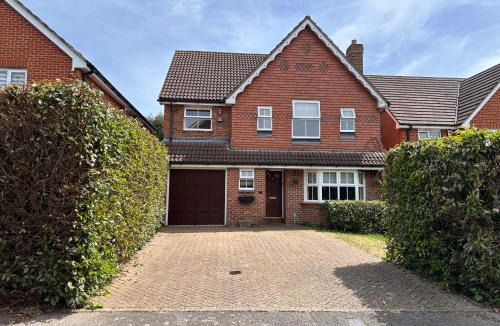 Havering House | Spacious 4 Bed Home near Elizabeth Line, great for Contractors, Families, Groups & Insurance stays