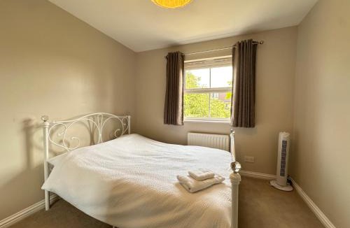 Havering House | Spacious 4 Bed Home near Elizabeth Line, great for Contractors, Families, Groups & Insurance stays