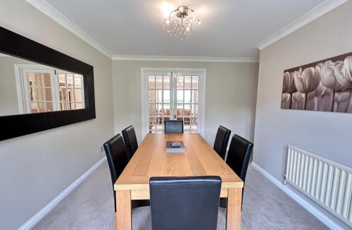 Havering House | Spacious 4 Bed Home near Elizabeth Line, great for Contractors, Families, Groups & Insurance stays