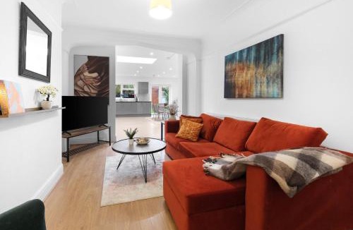 Queensbury Apartment | Spacious 4 Bed Semi-Detached House Driveway Parking in Stanmore