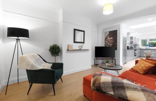 Queensbury Apartment | Spacious 4 Bed Semi-Detached House Driveway Parking in Stanmore