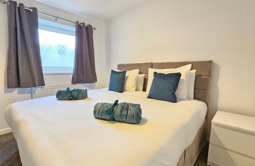 Pettits House | Spacious 4 Bedroom, Free Parking, Sleeps 7