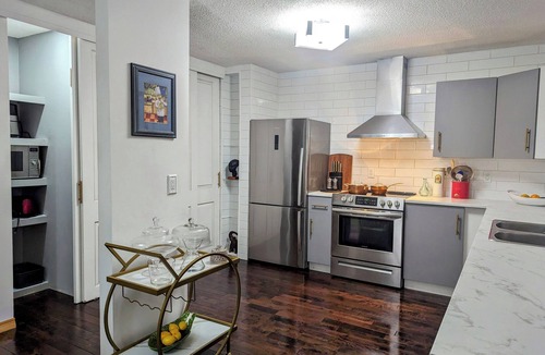 St. Vital House | Spacious 4-bedroom house with Gym, Sauna and Hot tub in Winnipeg