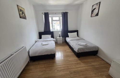 River Apartment | Spacious 4 Bedroom House in Dagenham