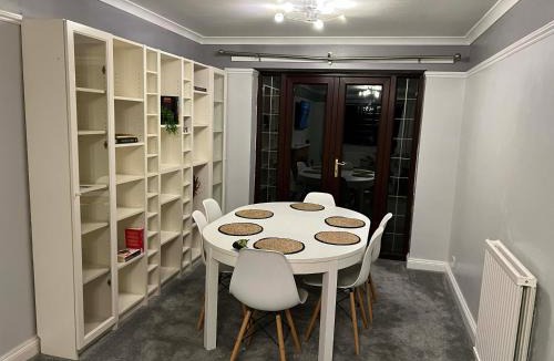 Corby Apartment | Spacious 4 Bedroom House in Corby Sleeps 9 Parking
