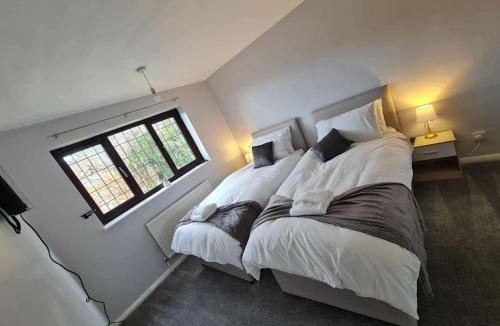 Corby Apartment | Spacious 4 Bedroom House in Corby Sleeps 9 Parking