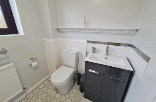 Corby Apartment | Spacious 4 Bedroom House in Corby Sleeps 9 Parking