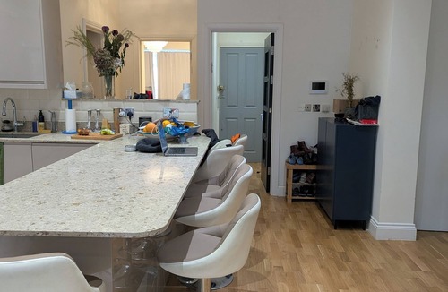 Brondesbury Apartment | Spacious 4 BR Modern Flat + Garden in Willesden