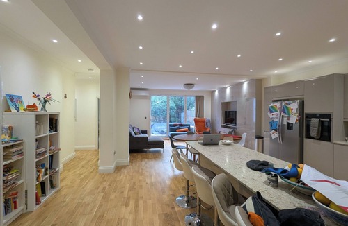 Brondesbury Apartment | Spacious 4 BR Modern Flat + Garden in Willesden