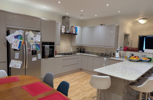 Brondesbury Apartment | Spacious 4 BR Modern Flat + Garden in Willesden