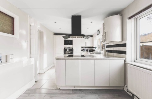Hillingdon House | Spacious 4BDR House with Parking by Heathrow