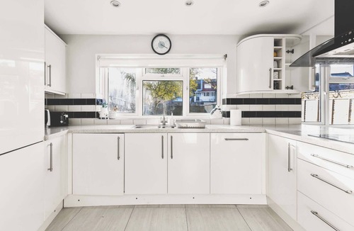 Hillingdon House | Spacious 4BDR House with Parking by Heathrow