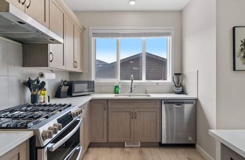 Southeast Calgary House | Spacious 4BR 3BA w/AC in Quiet SE Neighbourhood