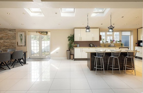 Ickenham House | Spacious 4BR Home with Garden and Parking