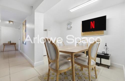 River House | Spacious 4BR House Near Dagenham Heathway