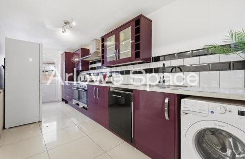 River House | Spacious 4BR House Near Dagenham Heathway