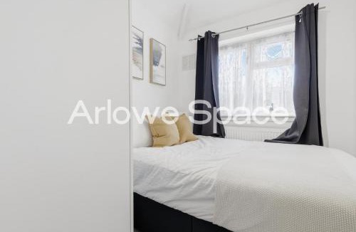 River House | Spacious 4BR House Near Dagenham Heathway