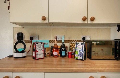 Nottingham House | Spacious 5-Bed Garden Home with Parking & WiFi - Pass the Keys