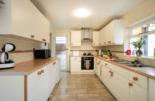 Nottingham House | Spacious 5-Bed Garden Home with Parking & WiFi - Pass the Keys