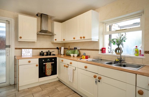 Nottingham House | Spacious 5-Bed Garden Home with Parking & WiFi - Pass the Keys