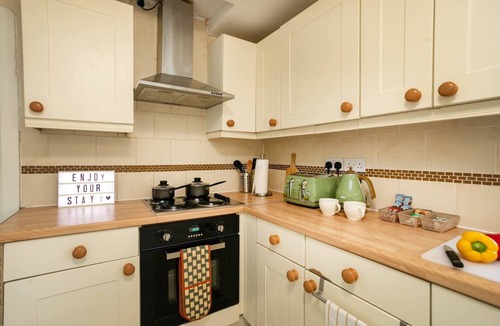 Nottingham House | Spacious 5-Bed Garden Home with Parking & WiFi - Pass the Keys