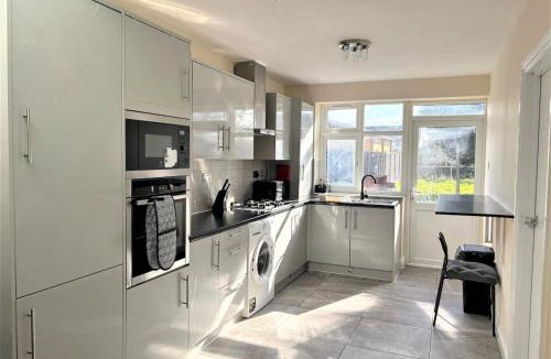Alibon House | Spacious 5 bedroom House - 10min walk to Becrontree Station