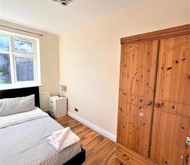 Alibon House | Spacious 5 bedroom House - 10min walk to Becrontree Station