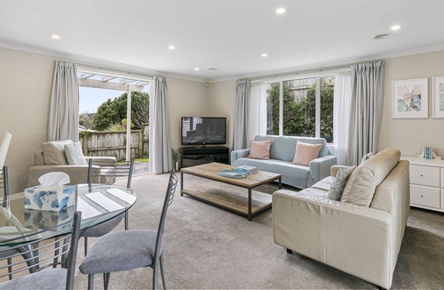 Johnsonville House | Spacious 5 bedroom with Garage * FIFA World Cup Base!