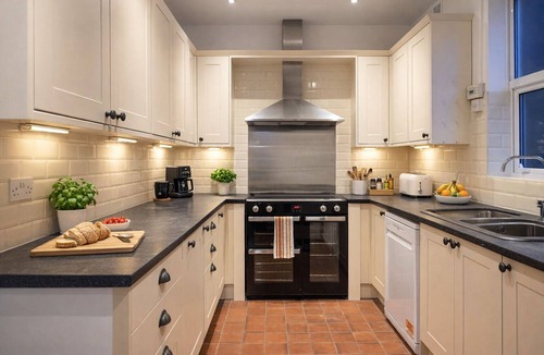 Woodthorpe House | Spacious 5 Br House, Sleeps 10, with Games Room, Gated Parking and Large Garden