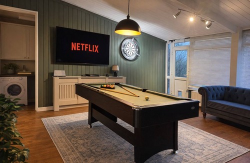 Woodthorpe House | Spacious 5 Br House, Sleeps 10, with Games Room, Gated Parking and Large Garden