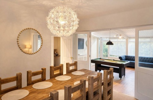Woodthorpe House | Spacious 5 Br House, Sleeps 10, with Games Room, Gated Parking and Large Garden