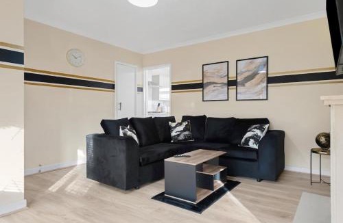 Leicester Apartment | Spacious 5BR Business Stay - Sleeps 9 - Parking - 38 Percent Off Monthly