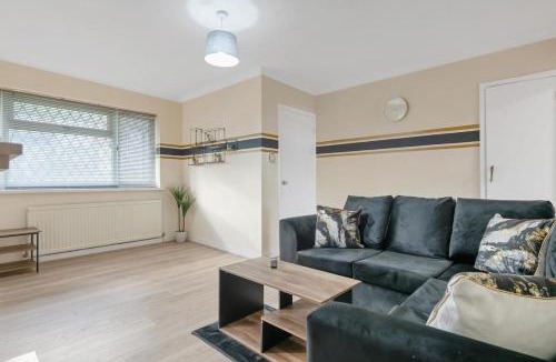 Leicester Apartment | Spacious 5BR Business Stay - Sleeps 9 - Parking - 38 Percent Off Monthly