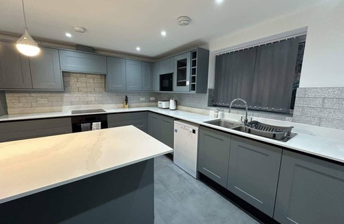 Watford House | Spacious 5BR Watford Home - Sleeps 10 - Parking