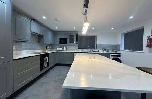 Watford House | Spacious 5BR Watford Home - Sleeps 10 - Parking
