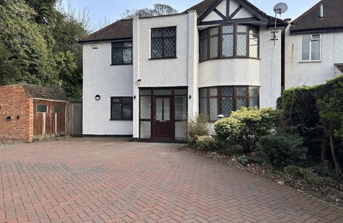 Watford House | Spacious 5BR Watford Home - Sleeps 10 - Parking