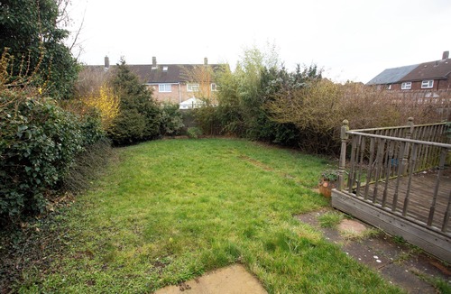 Luton House | Spacious 6 Bed Haven in Luton: Contractor-Friendly