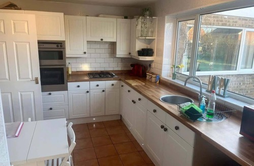 Grantham House | Spacious 6 Bedroom Home in Grantham with Parking