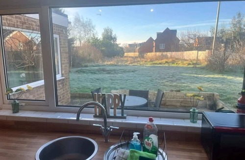 Grantham House | Spacious 6 Bedroom Home in Grantham with Parking