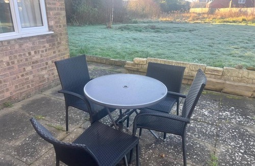Grantham House | Spacious 6 Bedroom Home in Grantham with Parking